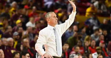 Bobby_Hurley_hands_up