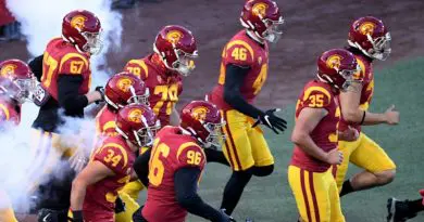 usc runs onto fielld
