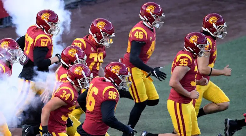 usc runs onto fielld