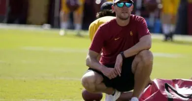 lincoln riley kneeling