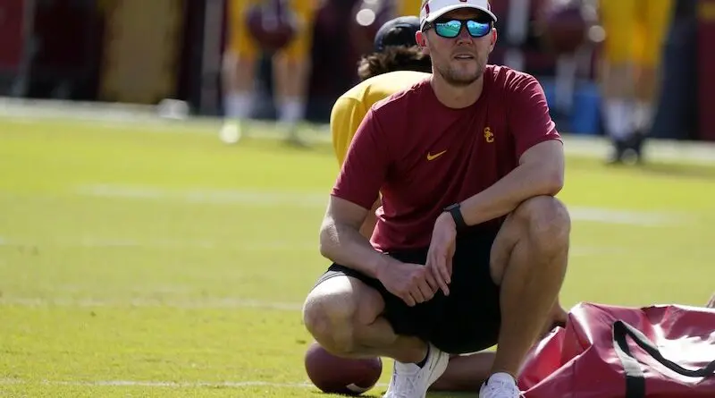 lincoln riley kneeling