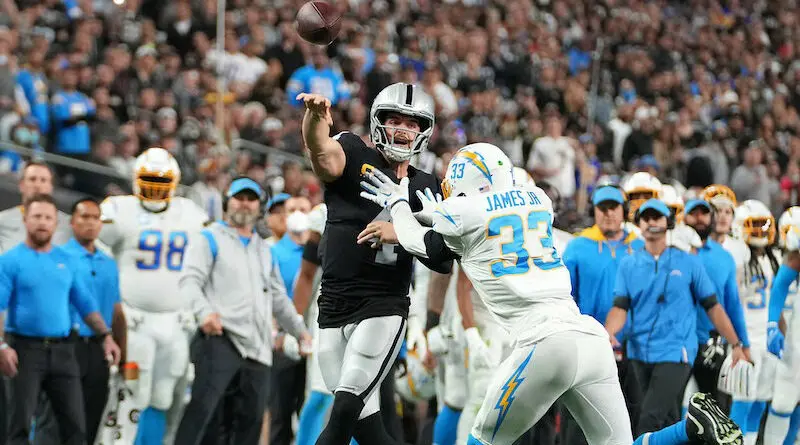 10nfl-chargersraiders-1-superJumbo