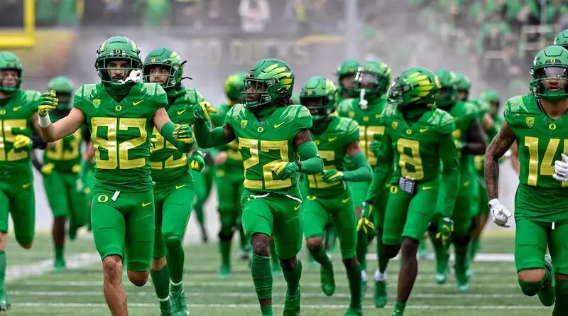 Oregon-runs-out-the-tunnel-v-Oregon-State-2021-Craig-Strobeck