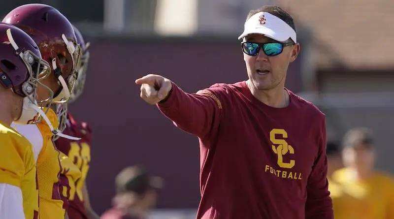 lincoln riley usc practice pointing 2022