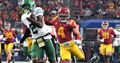 tulane player runs away from usc players-2