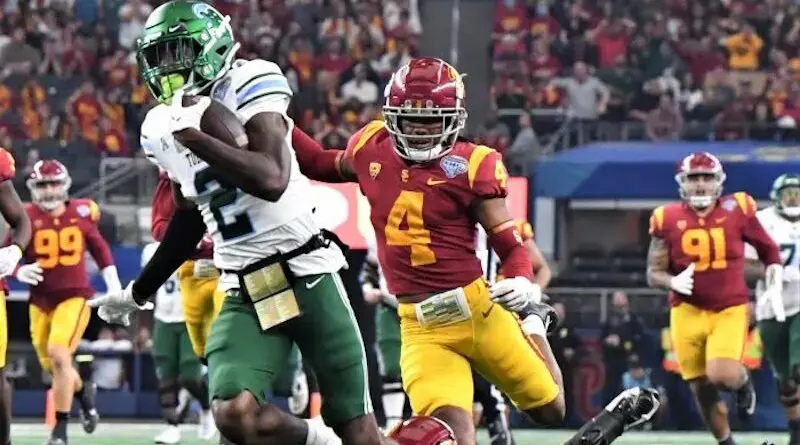 tulane player runs away from usc players-2