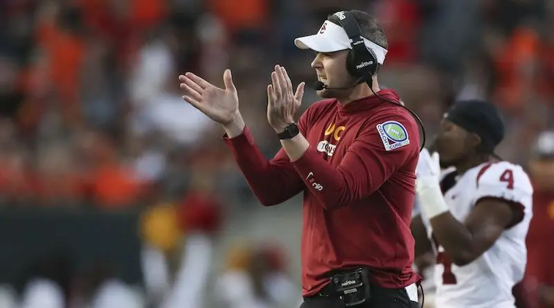 lincoln riley on usc sideline 2022