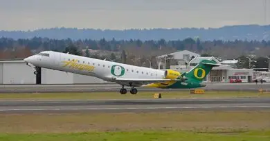 oregon ducks football plane