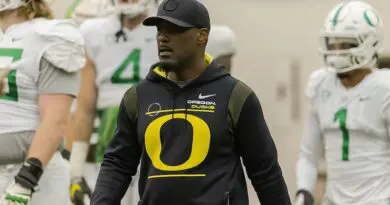 Oregon wide receivers coach Junior Adams