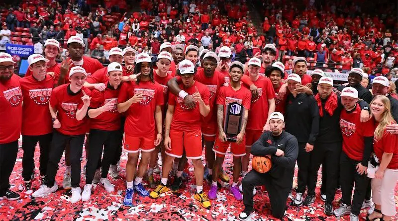 New Mexico men's basketball celebrates winning the 2024-25 regular-season title