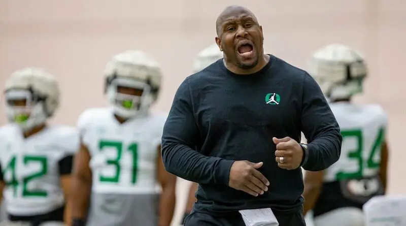 Former Oregon running backs coach Carlos Locklyn