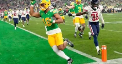 Oregon football tight end Kenyon Sadiq
