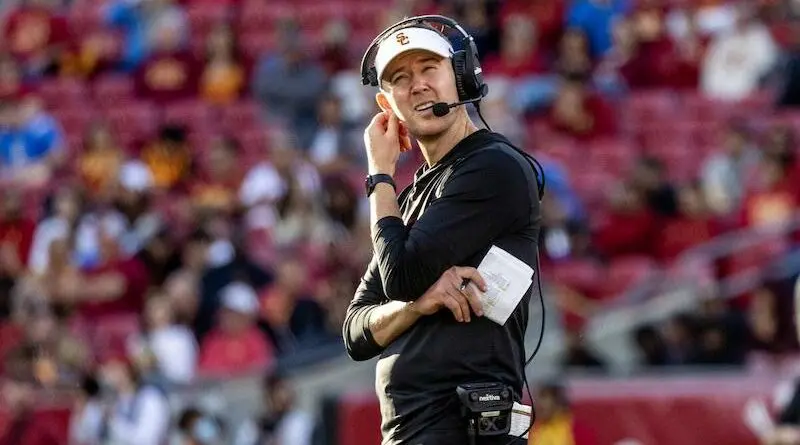 USC head coach Lincoln Riley on the sidelines