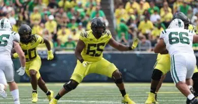 Oregon football offensive lineman Ajani Cornelius