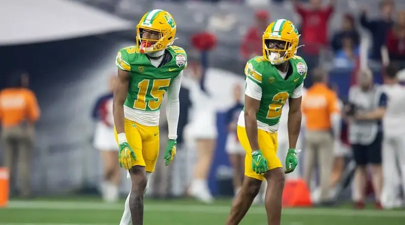 Oregon Ducks wide receiver Gary Bryant Jr. (2) and Tez Johnson (15)