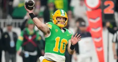 Oregon quarterback Bo Nix (10) throws against Liberty during the first half on the NCAA Fiesta Bowl college football game, Monday, Jan. 1, 2024