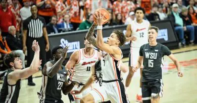 Oregon State guard Nate Kingz drives to the basket vs WSU