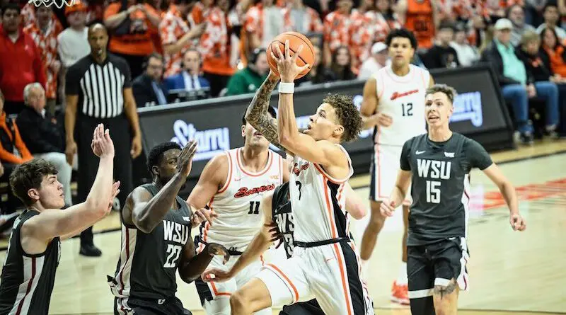 Oregon State guard Nate Kingz drives to the basket vs WSU
