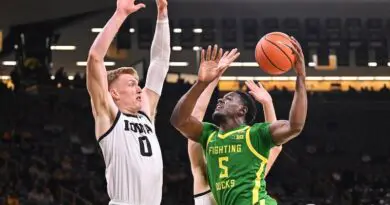 Oregon men's basketball at Iowa in 2025