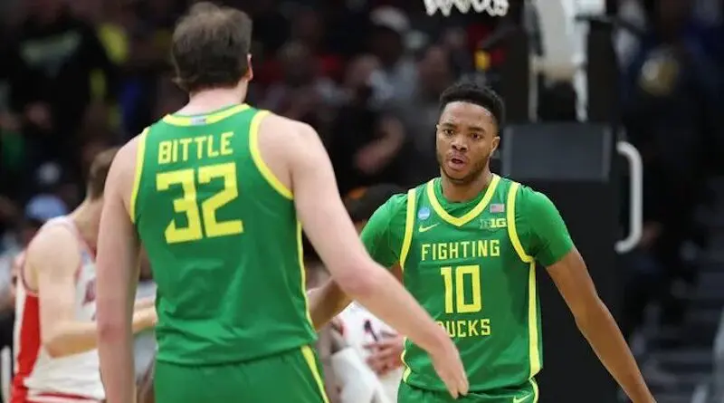 Oregon's Jackson Shelstad shoots against Arizona in the 2025 NCAA Men's Basketball Tournament