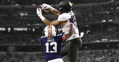 Oregon tight end Spencer Webb goes up high for a touchdown catch against Auburn.