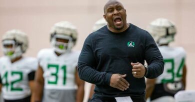 Former Oregon running backs coach Carlos Locklyn