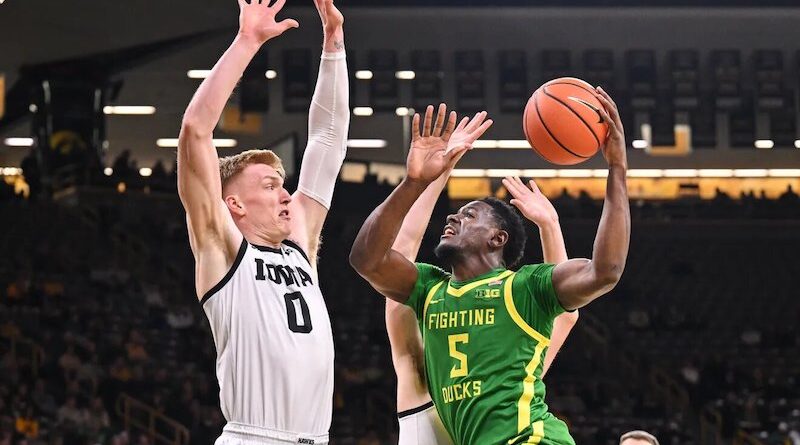 Oregon men's basketball at Iowa in 2025