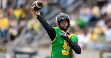 Oregon football quarterback Dante Moore