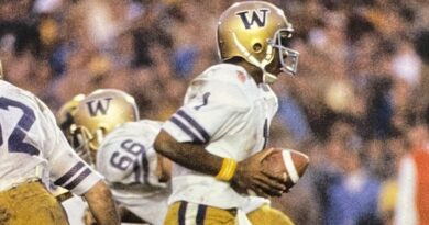 Former Washington Huskies quarterback Warren Moon