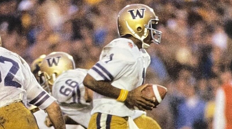 Former Washington Huskies quarterback Warren Moon