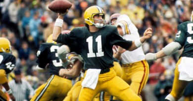 Former Oregon and NFL quarterback Dan Fouts