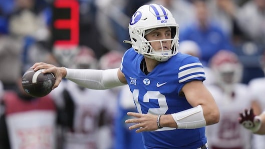 O quarterback da BYU Jake Retzlaff