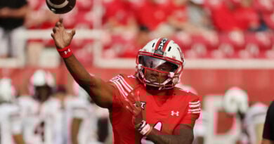 Utah QB Devon Dampier red unis