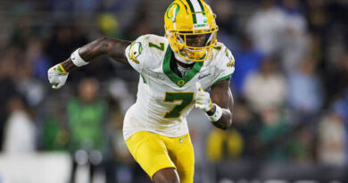 Oregon wide receiver Evan Stewart