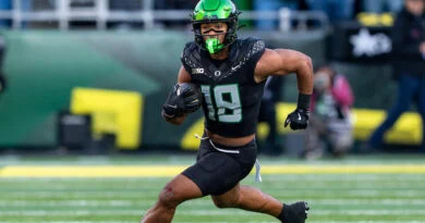Oregon tight end Kenyon Sadiq against USC at Autzen Stadium in 2025