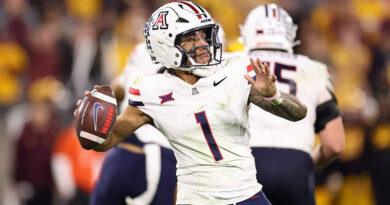 Arizona football quarterback Noah Fifita